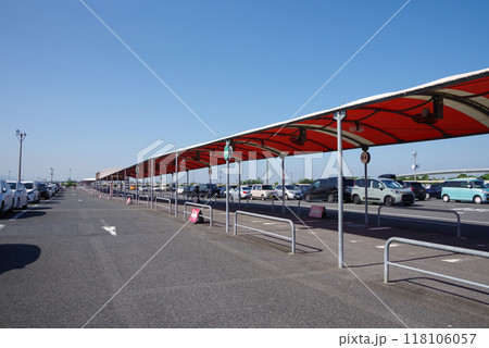 ナガシマリゾート「大駐車場」　屋根付きの歩行者通路 118106057