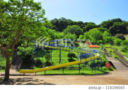 横浜市　金沢自然公園のこども広場とローラーすべり台と新緑 118106083