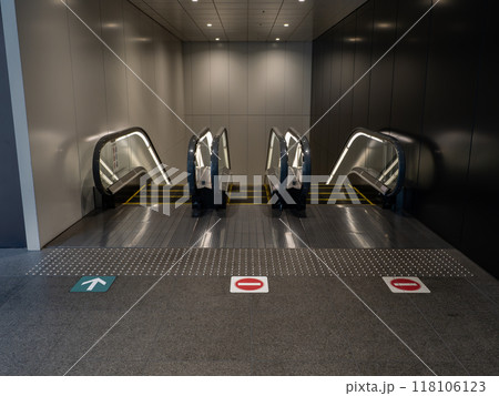 エスカレーター前の「点字鋲」設置例 118106123