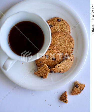 白背景に白い皿とカップでクッキーとコーヒー 白背景に白い皿とカップでクッキーとコーヒー 118106134