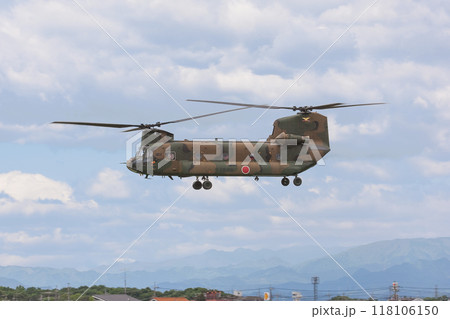 低空飛行する陸上自衛隊CH-47Jチヌーク 低空飛行する陸上自衛隊CH-47Jチヌーク 118106150