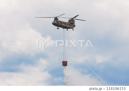 放水する陸上自衛隊CH-47Jチヌーク 放水する陸上自衛隊CH-47Jチヌーク 118106153