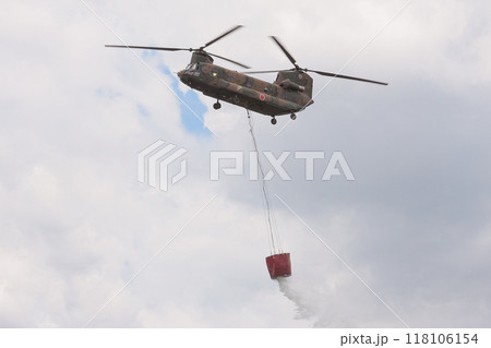 放水する陸上自衛隊CH-47Jチヌーク 118106154
