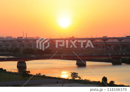 荒川夕景・西新井橋と首都高速環状線【東京都足立区】 118106370