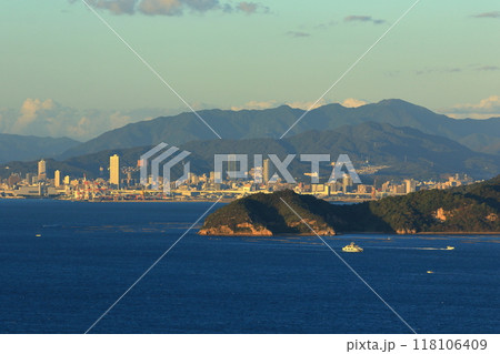 江田島から望む 夕日が当たる広島の街 江田島から望む 夕日が当たる広島の街 118106409