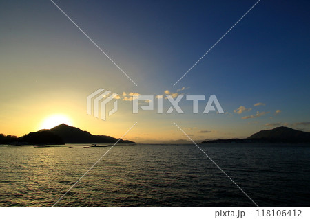 大柿町(江田島市)から見る大黒神島に沈む太陽 118106412