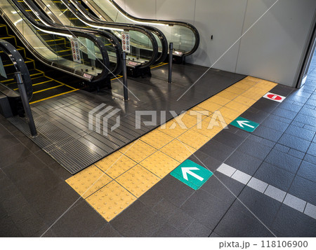 エスカレーター前の点字ブロック設置例 118106900