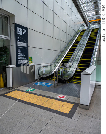 エスカレーター前の点字ブロック設置例 118106934