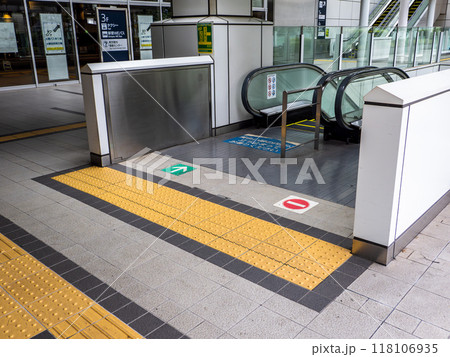 エスカレーター前の点字ブロック設置例 118106935