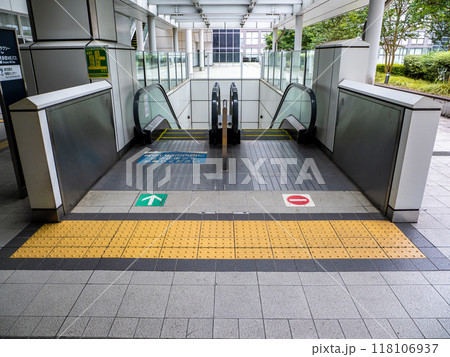 エスカレーター前の点字ブロック設置例 118106937