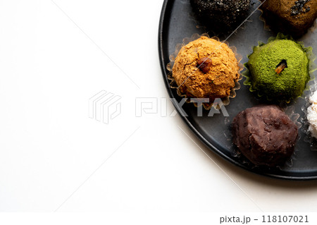 皿に盛ったおはぎ 118107021