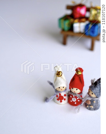 白背景にクリスマスの小人達とベンチとプレゼントボックス 118107120