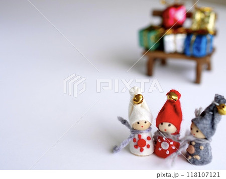 白背景にクリスマスの小人達とベンチとプレゼントボックス 118107121