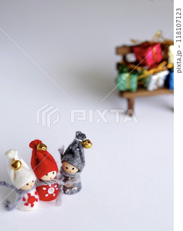 白背景にクリスマスの小人達とベンチとプレゼントボックス 白背景にクリスマスの小人達とベンチとプレゼントボックス 118107123