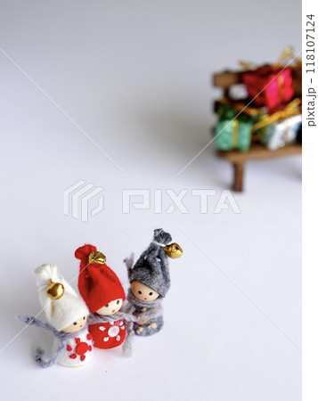 白背景にクリスマスの小人達とベンチとプレゼントボックス 118107124