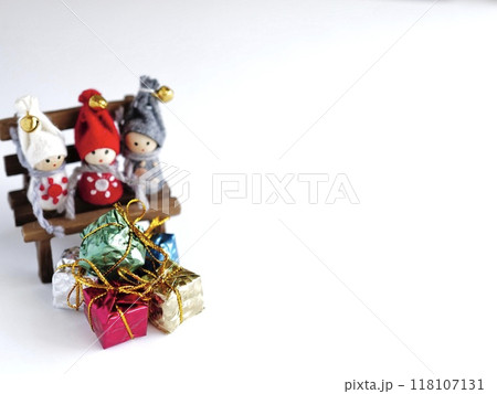 クリスマスの小人達とベンチに置かれたプレゼント 118107131
