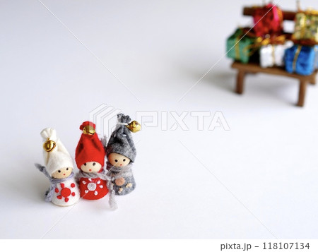 白背景にクリスマスの小人達とベンチとプレゼントボックス 白背景にクリスマスの小人達とベンチとプレゼントボックス 118107134