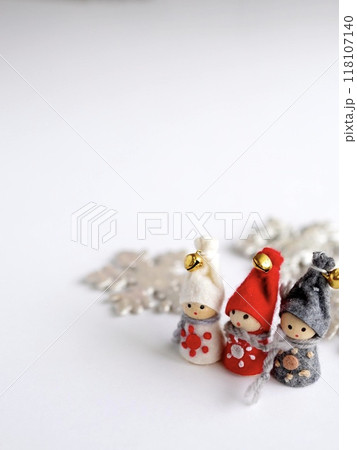 白背景にクリスマスの小人たちと雪の結晶 118107140