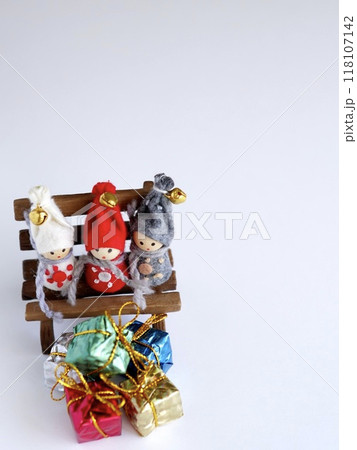 クリスマスの小人達とベンチとプレゼントボックス 118107142
