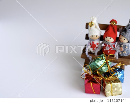 クリスマスの小人達とベンチとプレゼントボックス クリスマスの小人達とベンチとプレゼントボックス 118107144