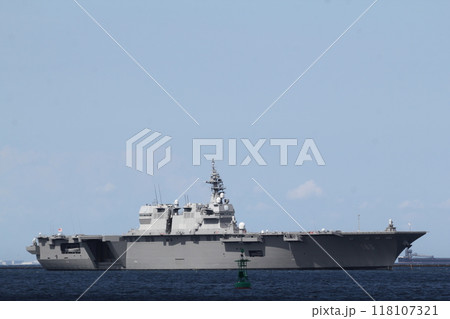 横須賀沖に停泊する護衛艦いずも 横須賀沖に停泊する護衛艦いずも 118107321