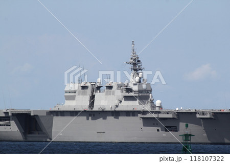 横須賀沖に停泊する護衛艦いずも 118107322