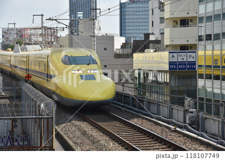 高架区間をゆくドクターイエロー新幹線 高架区間をゆくドクターイエロー新幹線 118107749