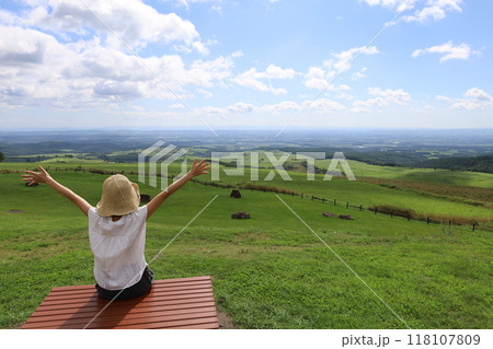 夏の北海道、ナイタイテラス、十勝平野、牧草地、日本一広い牧場、はてしない大空、ナイタイ牧場、八月 夏の北海道、ナイタイテラス、十勝平野、牧草地、日本一広い牧場、はてしない大空、ナイタイ牧場、八月 118107809