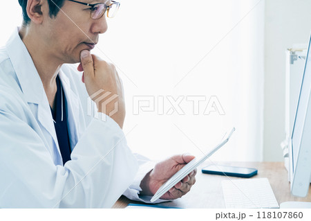 医療DXを活用する医師 118107860