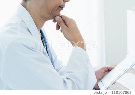 医療DXを活用する医師 医療DXを活用する医師 118107862