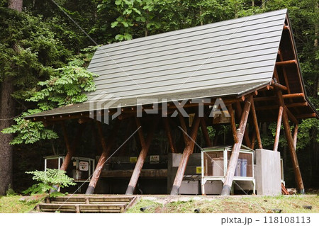 夏の北海道、オンネトー野営場、キャンプ場、ソロキャンプ、湖畔にたたずむキャンプ場、静寂の湖、朝霧を 118108113
