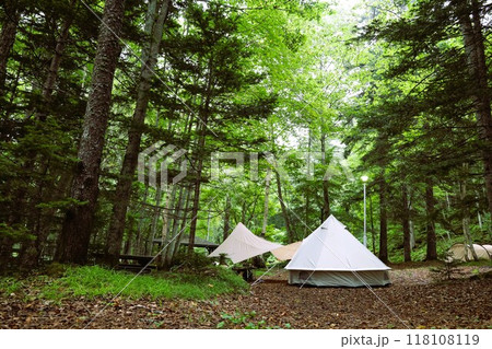夏の北海道、オンネトー野営場、キャンプ場、ソロキャンプ、湖畔にたたずむキャンプ場、静寂の湖、朝霧を 118108119