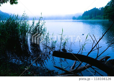 夏の北海道、オンネトー野営場、キャンプ場、ソロキャンプ、湖畔にたたずむキャンプ場、静寂の湖、朝霧を 118108126