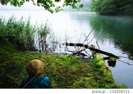 夏の北海道、オンネトー野営場、キャンプ場、ソロキャンプ、湖畔にたたずむキャンプ場、静寂の湖、朝霧を 夏の北海道、オンネトー野営場、キャンプ場、ソロキャンプ、湖畔にたたずむキャンプ場、静寂の湖、朝霧を 118108151