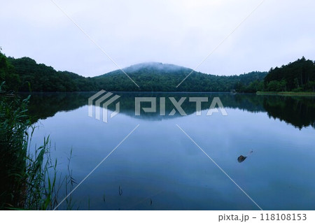 夏の北海道、オンネトー野営場、キャンプ場、ソロキャンプ、湖畔にたたずむキャンプ場、静寂の湖、朝霧を 118108153