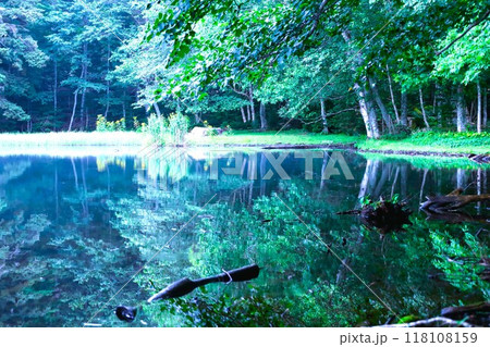 夏の北海道、オンネトー野営場、キャンプ場、ソロキャンプ、湖畔にたたずむキャンプ場、静寂の湖、朝霧を 118108159