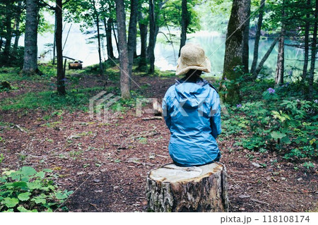 夏の北海道、オンネトー野営場、キャンプ場、ソロキャンプ、湖畔にたたずむキャンプ場、静寂の湖、朝霧を 夏の北海道、オンネトー野営場、キャンプ場、ソロキャンプ、湖畔にたたずむキャンプ場、静寂の湖、朝霧を 118108174