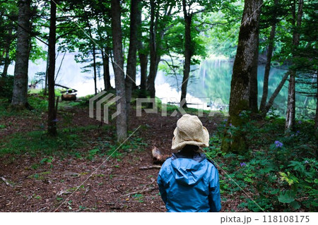 夏の北海道、オンネトー野営場、キャンプ場、ソロキャンプ、湖畔にたたずむキャンプ場、静寂の湖、朝霧を 夏の北海道、オンネトー野営場、キャンプ場、ソロキャンプ、湖畔にたたずむキャンプ場、静寂の湖、朝霧を 118108175