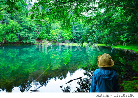 夏の北海道、オンネトー野営場、キャンプ場、ソロキャンプ、湖畔にたたずむキャンプ場、静寂の湖、朝霧を 118108180