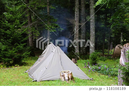 夏の北海道、オンネトー野営場、キャンプ場、ソロキャンプ、湖畔にたたずむキャンプ場、静寂の湖、朝霧を 118108189