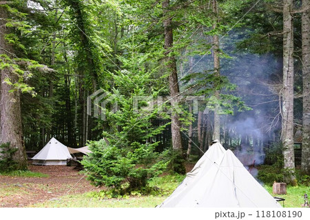 夏の北海道、オンネトー野営場、キャンプ場、ソロキャンプ、湖畔にたたずむキャンプ場、静寂の湖、朝霧を 夏の北海道、オンネトー野営場、キャンプ場、ソロキャンプ、湖畔にたたずむキャンプ場、静寂の湖、朝霧を 118108190