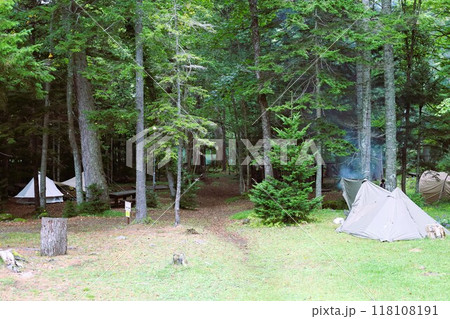 夏の北海道、オンネトー野営場、キャンプ場、ソロキャンプ、湖畔にたたずむキャンプ場、静寂の湖、朝霧を 118108191