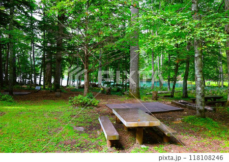夏の北海道、オンネトー野営場、キャンプ場、ソロキャンプ、湖畔にたたずむキャンプ場、静寂の湖、朝霧を 夏の北海道、オンネトー野営場、キャンプ場、ソロキャンプ、湖畔にたたずむキャンプ場、静寂の湖、朝霧を 118108246