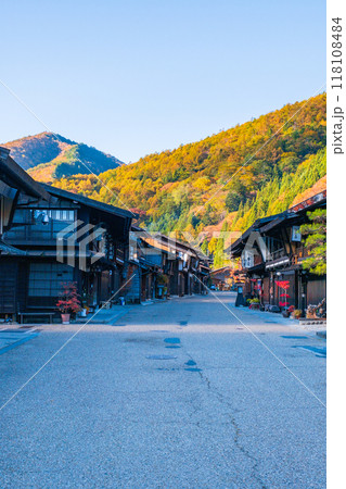 秋の奈良井宿 118108484