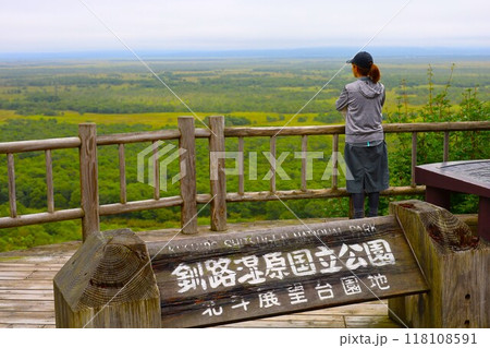 夏の北海道、道東の釧路で眺める雄大な釧路湿原、大いなる大地、湿地帯、釧路市湿原展望台、湿原の森を歩く 夏の北海道、道東の釧路で眺める雄大な釧路湿原、大いなる大地、湿地帯、釧路市湿原展望台、湿原の森を歩く 118108591