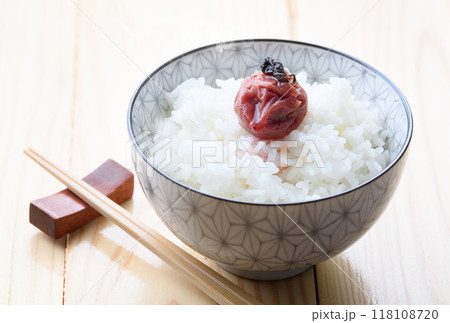 梅干しをのせた炊きたての新米 （ ご飯 ） 118108720