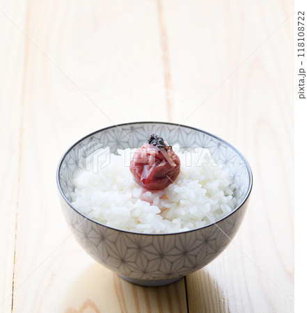 梅干しをのせた炊きたての新米 （ ご飯 ） 118108722