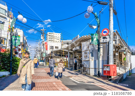 東京都品川区の都市風景　戸越公園駅　とごし公園通り 118108780