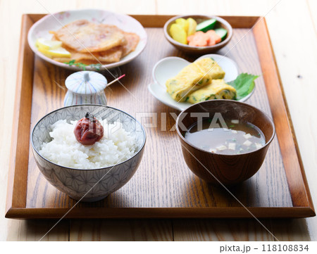 朝食イメージ 梅干しをのせたご飯とお味噌汁とおかず 朝食イメージ 梅干しをのせたご飯とお味噌汁とおかず 118108834