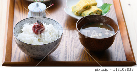朝食イメージ 梅干しをのせたご飯とお味噌汁とおかず 118108835